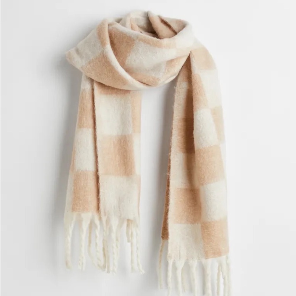 Beige checkered scarf with fringe